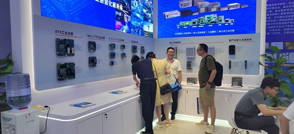 華北工控的豐富展品吸引了眾多業內人士駐足與咨詢